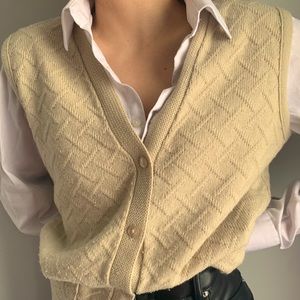 Beige sweater vest with pockets & pearl gold watch